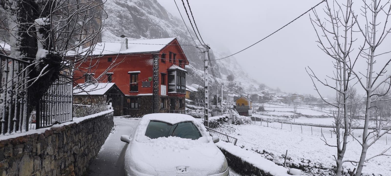 El primer temporal invernal en Asturias: nieve, fuerte viento y lluvia