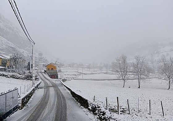 Nieve en Somiedo este domingo.