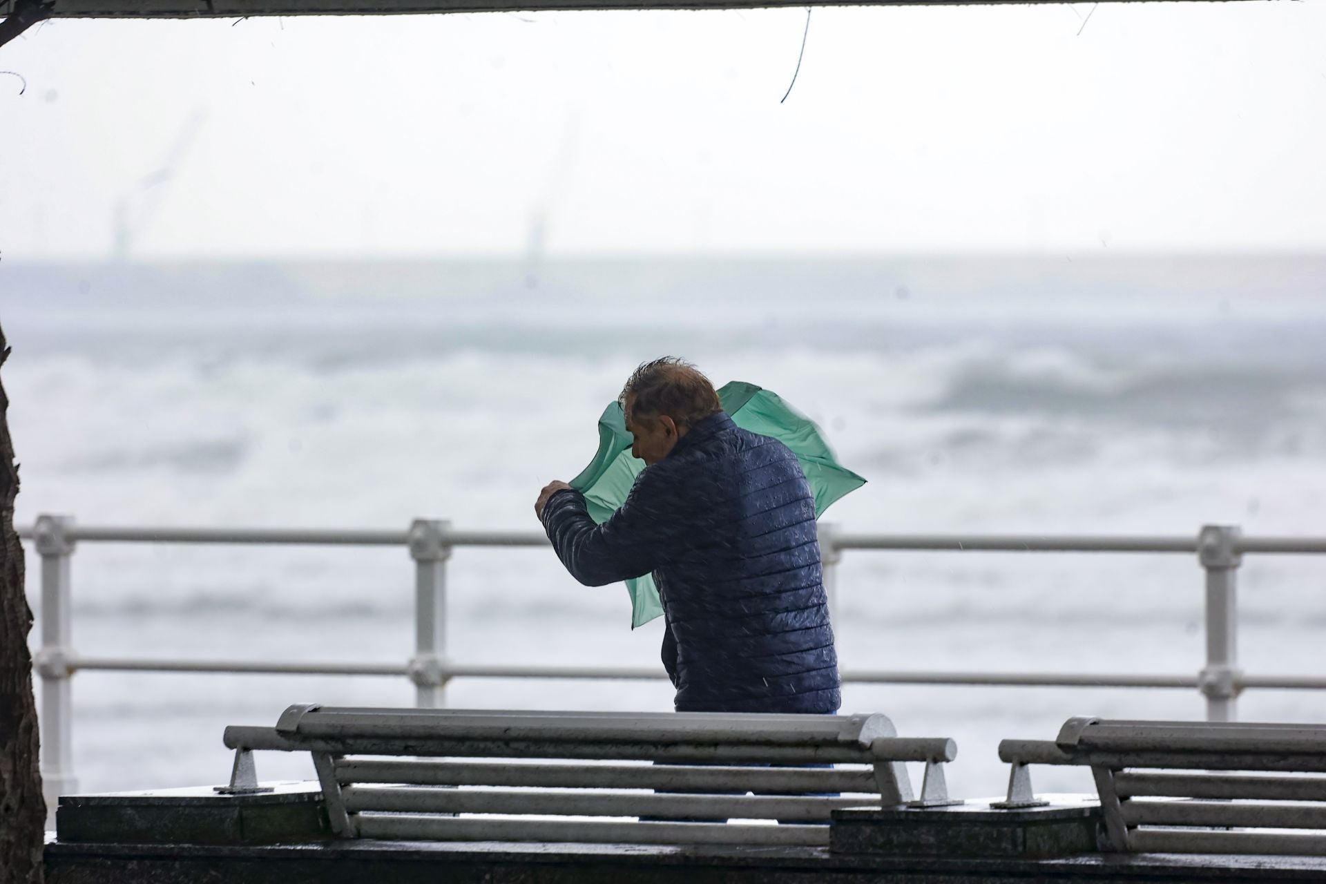 El primer temporal invernal en Asturias: nieve, fuerte viento y lluvia