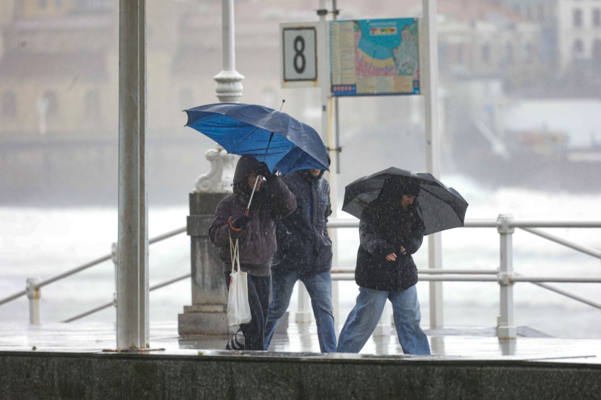 El primer temporal invernal en Asturias: nieve, fuerte viento y lluvia