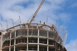 Un edificio en construcción en Avilés, uno de los sectores con margen para crear empleo.