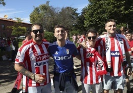 Aficionados de los dos equipos antes del último derbi disputado en Gijón.