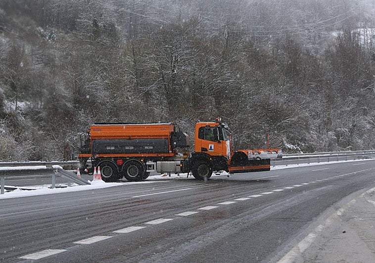 Una máquina quitanieves en la autopista del Huerna.
