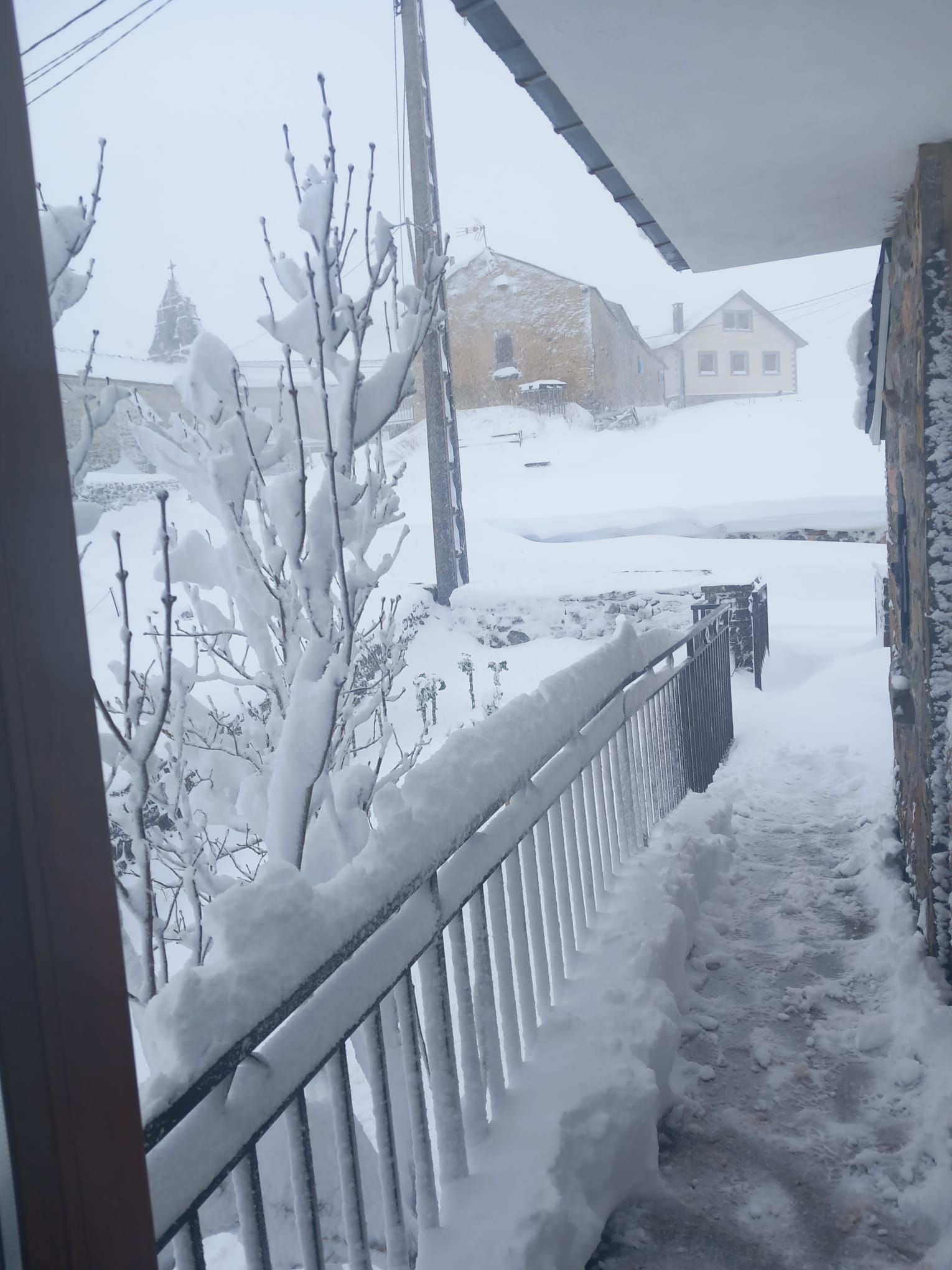 Nieve, lluvia y mucho frío en lo peor del temporal en Asturias