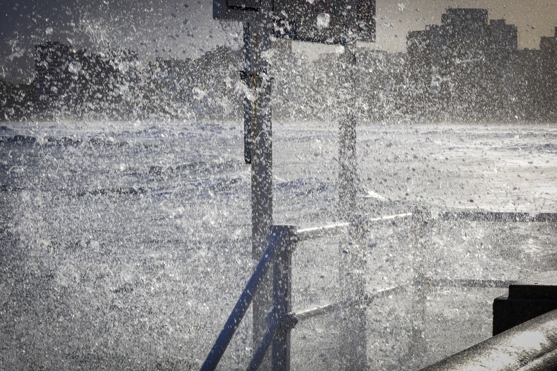 Nieve, lluvia y mucho frío en lo peor del temporal en Asturias