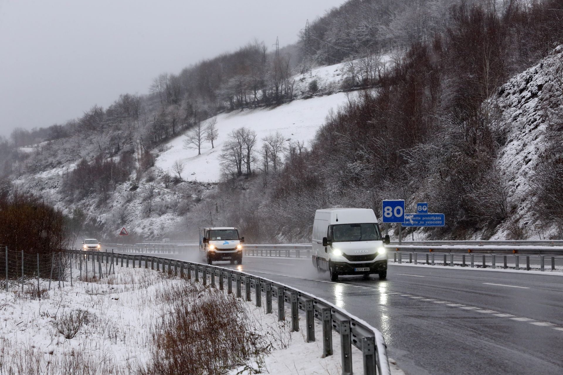 Nieve, lluvia y mucho frío en lo peor del temporal en Asturias