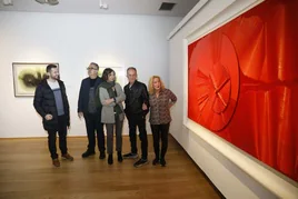 El director de la Fundación Municipal de Cultura de Gijón, Aitor Martínez; el del Museo Casa Natal de Jovellanos, Saturnino Noval; la concejala de Cultura Montserrat López, y los hijos del pintor Juan y Marina Mieres Velilla.