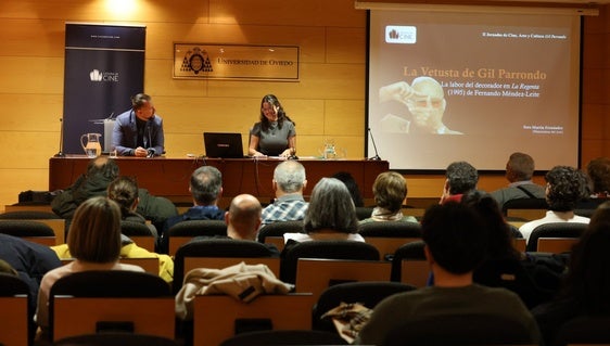 La historiadora Sara Martin impartió la conferencia en el Centro de Estudios Universitarios de Avilés.