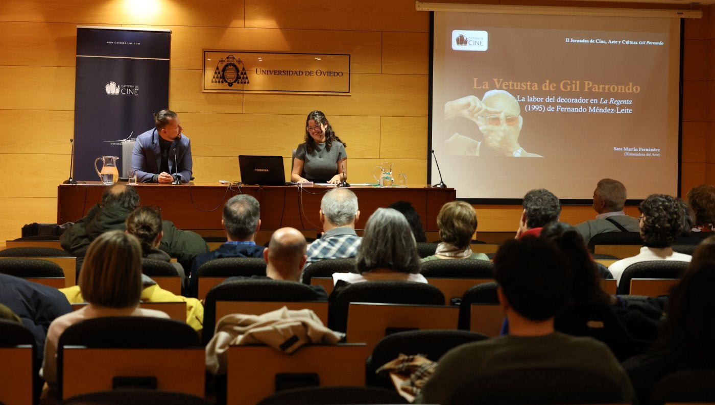 La historiadora Sara Martin impartió la conferencia en el Centro de Estudios Universitarios de Avilés.