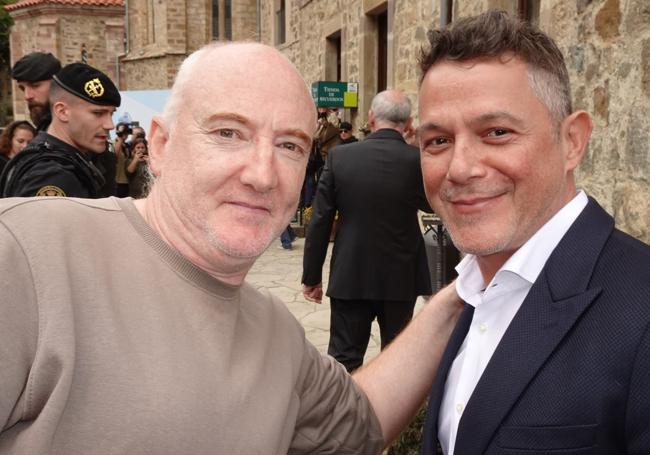 El 'cazafamosos' moscón con Alejandro Sanz, en un vIaje rápido hasta Cantabria