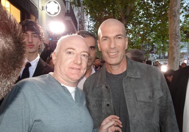 Javier Alonso Navarro junto al deportista Zinedine Zidane