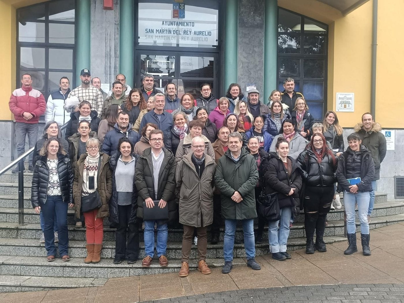 El alcalde de San Martín del Rey Aurelio, junto a los alumnos del taller de empleo.