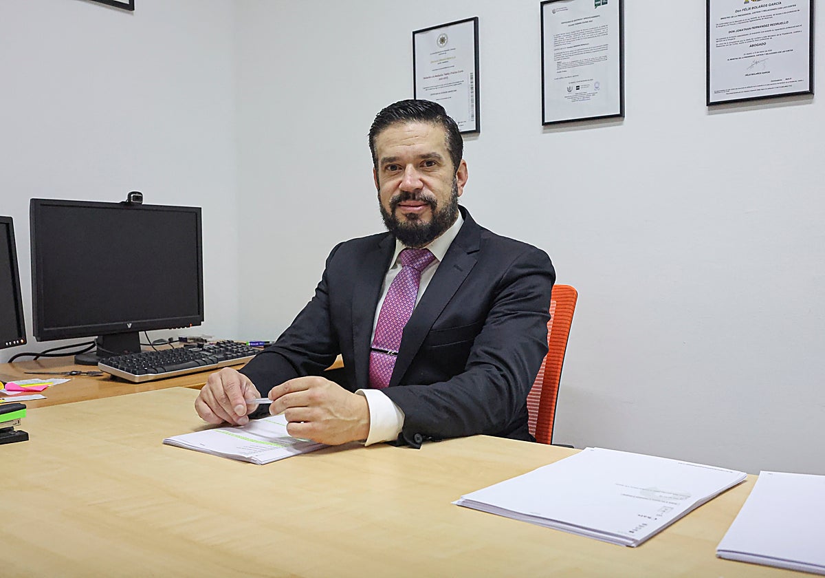 El abogado de la familia del menor, Jonathan Fernández Reduello, en su despacho