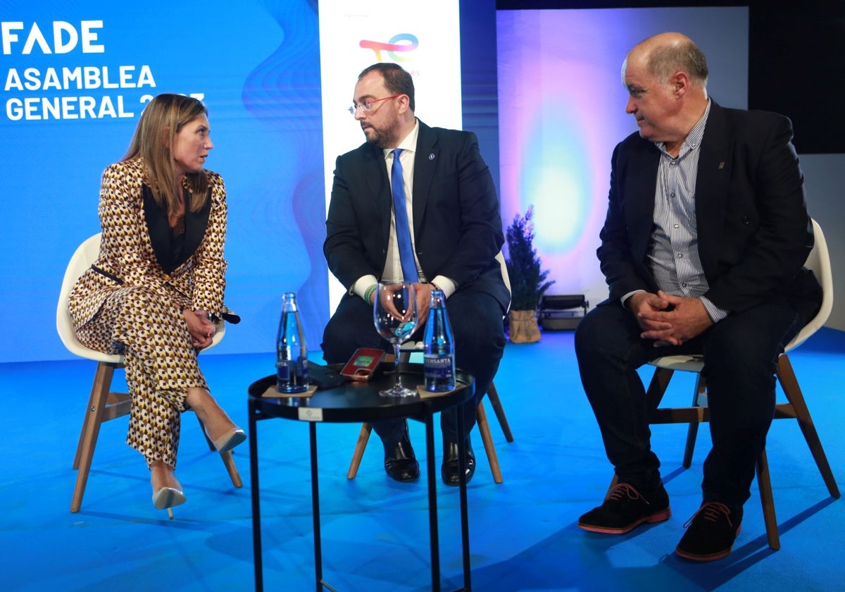 La presidenta de la Federación asturiana de empresarios (Fade), María Calvo, departiendo con el presidente del Principado, Adrián Barbón, en una asamblea de la patronal.