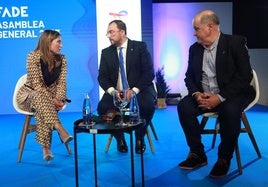 La presidenta de la Federación asturiana de empresarios (Fade), María Calvo, departiendo con el presidente del Principado, Adrián Barbón, en una asamblea de la patronal.