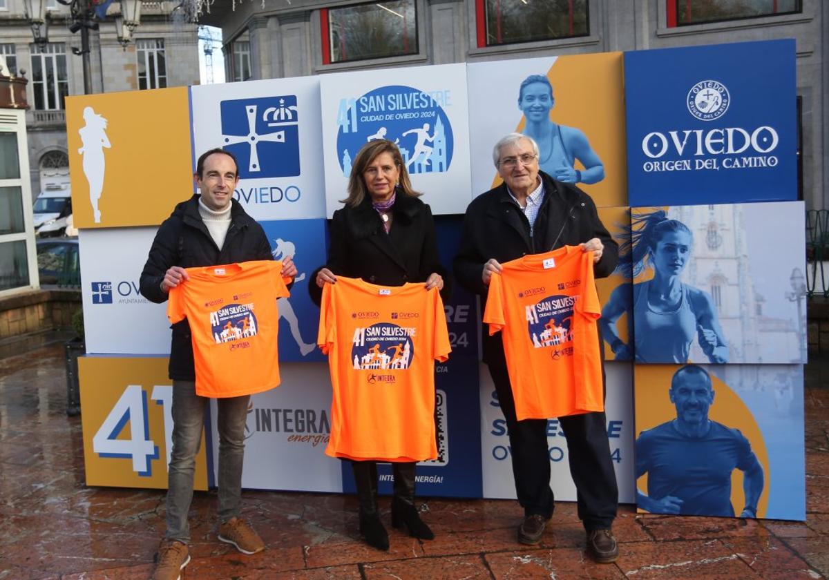 Óscar Espiñeira, Concepción Méndez y José Manuel Álvarez, en la presentación de la estructura de la San Silvestre de Oviedo.