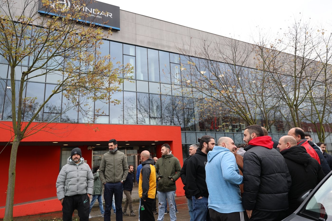 Los trabajadores se concentraron delante de la sede de Windar al inicio de la reunión en las instalaciones de la empresa en Avilés.