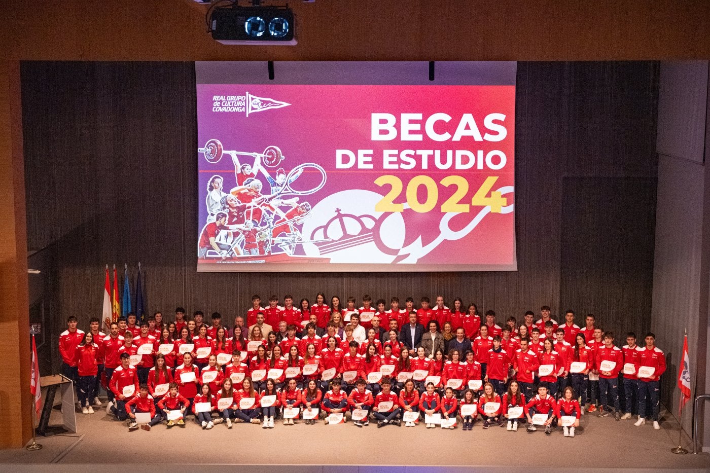 Todos los deportistas del Grupo de Cultura Covadonga becados posan con la directiva al término del acto celebrado en el recinto ferial.