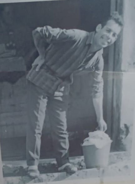 Imagen secundaria 2 - Arriba, el establecimiento situado en la calle de la Cabeza. Abajo, una fotografía de Rambal y una portada de EL COMERCIO del año 1996 que forman parte de la decoración del local. 