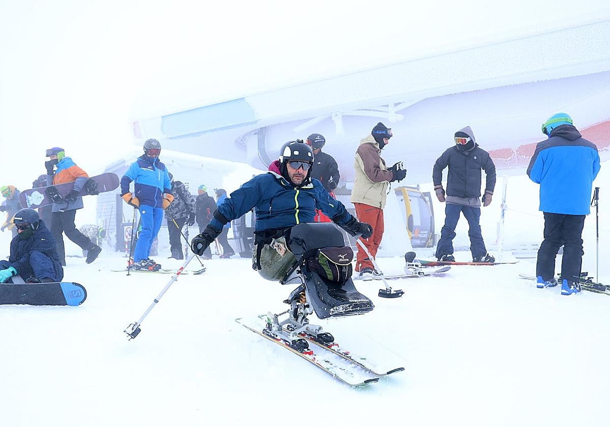 Un esquiador en la estación invernal de Valgrande-Pajares, en el primer día de la temporada de esquí.