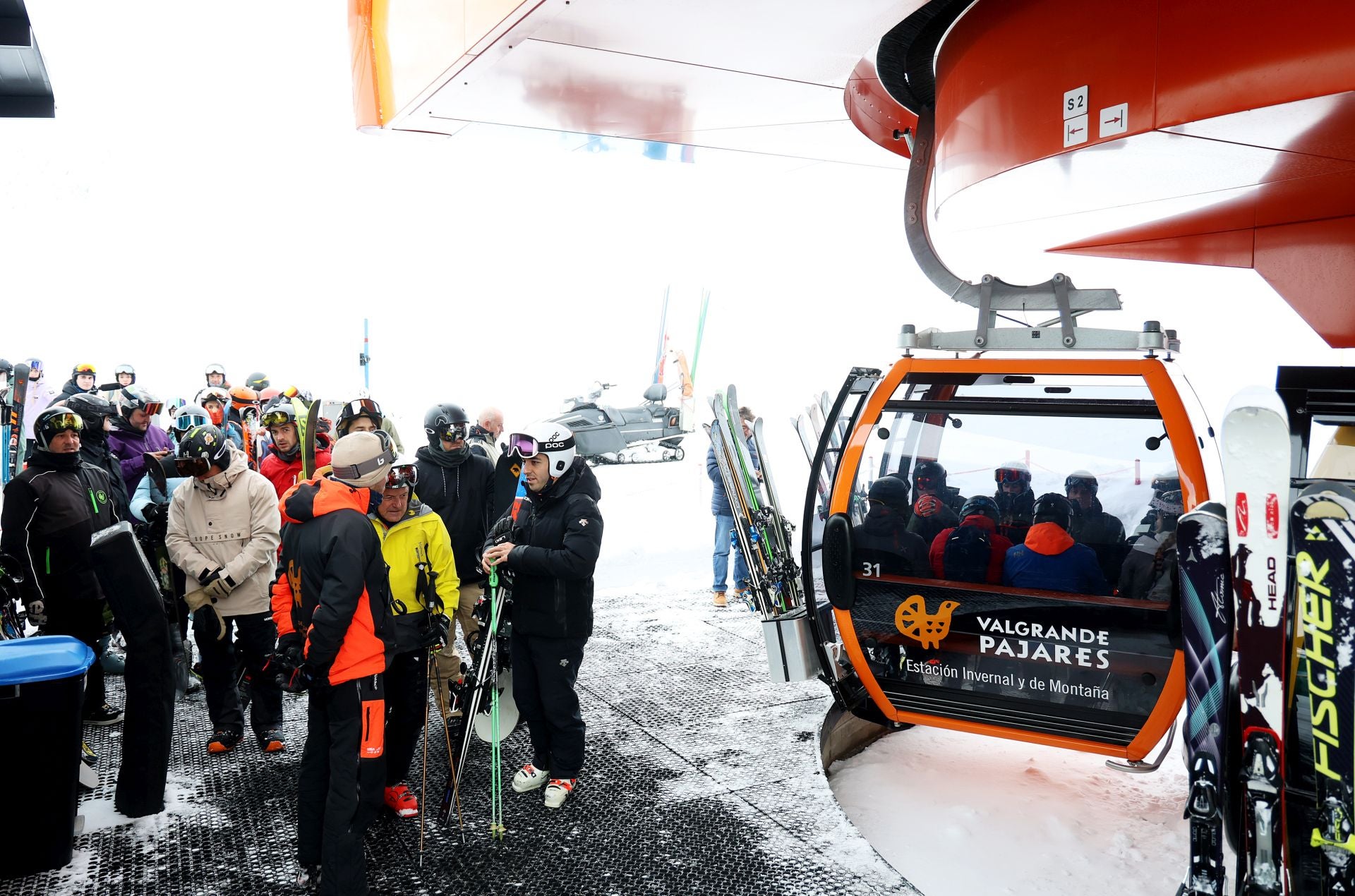 Las mejores fotos de la primera jornada de esquí en Asturias