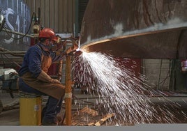 Un trabajador de Duro Felguera Calderería Pesada, en las instalaciones de El Natahoyo, en Gijón.