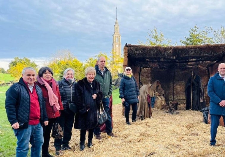 La presidenta de la Asociación Belenista de Gijón, Plácida Novoa (cuarta por la izda), y el edil de Festejos, Jesús Martínez Salvador (segundo por la derecha), en la inauguración del belén en el Jardín Botánico.