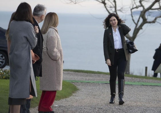 Isabel Díaz Ayuso, a su llegada a la Conferencia de Presidentes, con la alcaldesa de Santander, la presidenta de Cantabria y el ministro de Política Territorial a la izquierda.