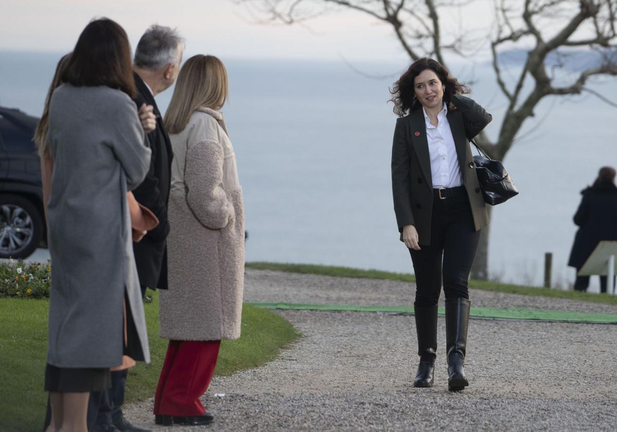 Isabel Díaz Ayuso, a su llegada a la Conferencia de Presidentes, con la alcaldesa de Santander, la presidenta de Cantabria y el ministro de Política Territorial a la izquierda.