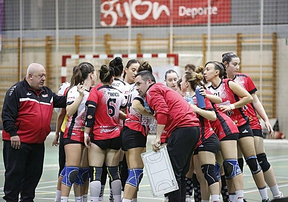 Plantilla y técnicos del Balonmano Gijón, durante un tiempo muerto en La Tejerona.