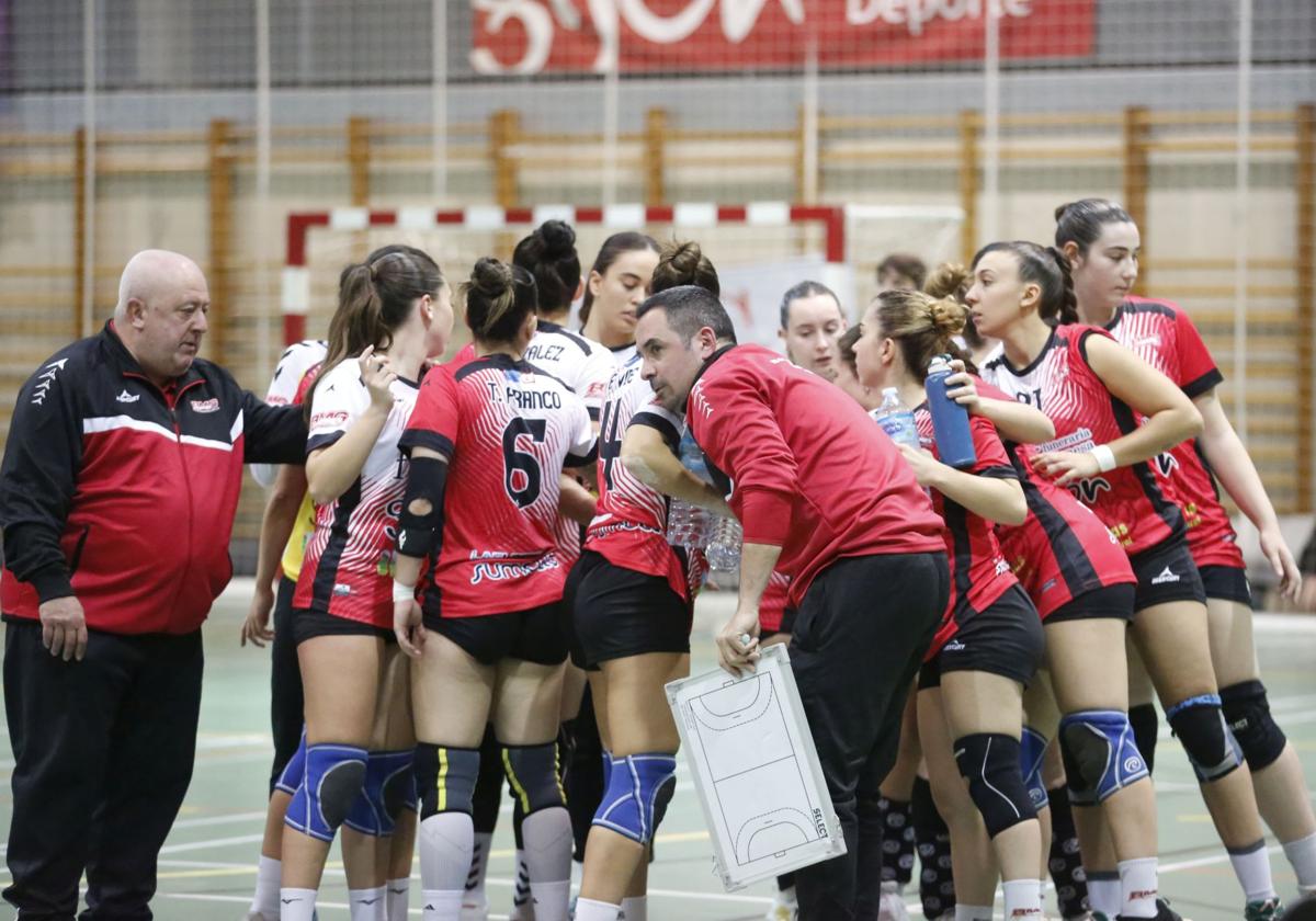 Plantilla y técnicos del Balonmano Gijón, durante un tiempo muerto en La Tejerona.