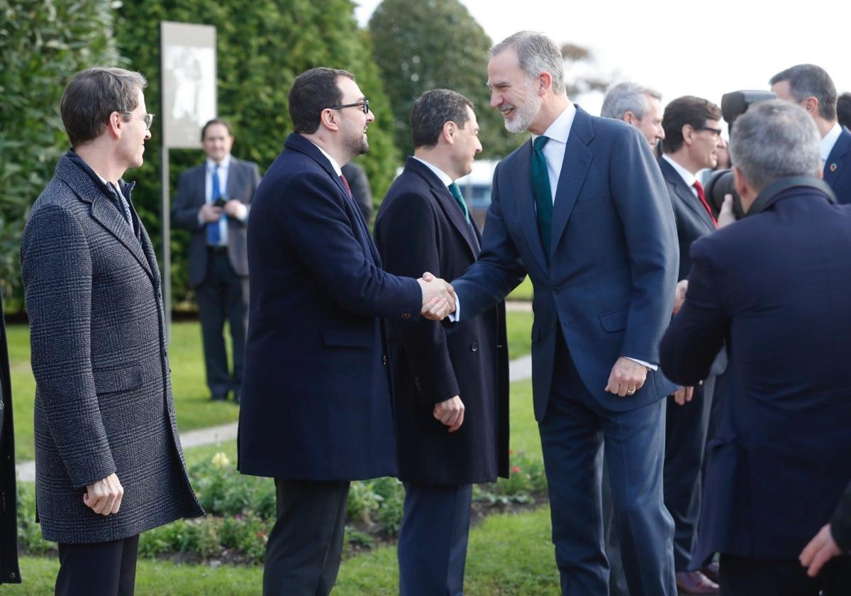 El Rey Felipe VI saluda al presidente del Principado a su llegada al Palacio de la Magdalena, en Santander.