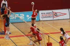 Una acción ofensiva del Grupo de Superliga 2 femenina, durante un encuentro ene l Braulio García