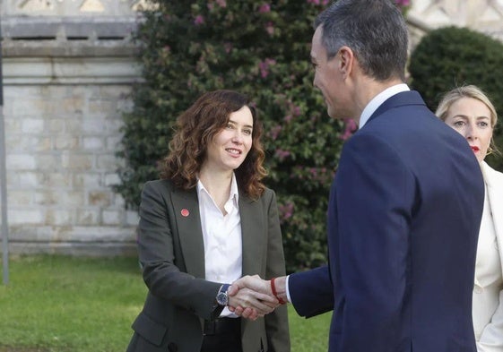 Isabel Dïaz Ayuso saluda a Pedro Sánchez.