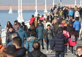 Paseo de San Lorenzo de Gijón, repleto de personas.