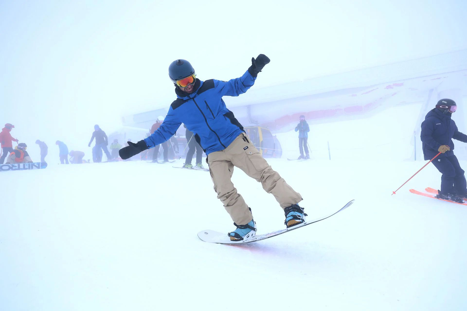 Un snowboarder en la estación de Valgrande-Pajares.