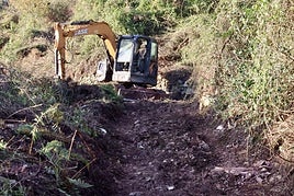 La pala de la empresa maderera, en el tramo destrozado.