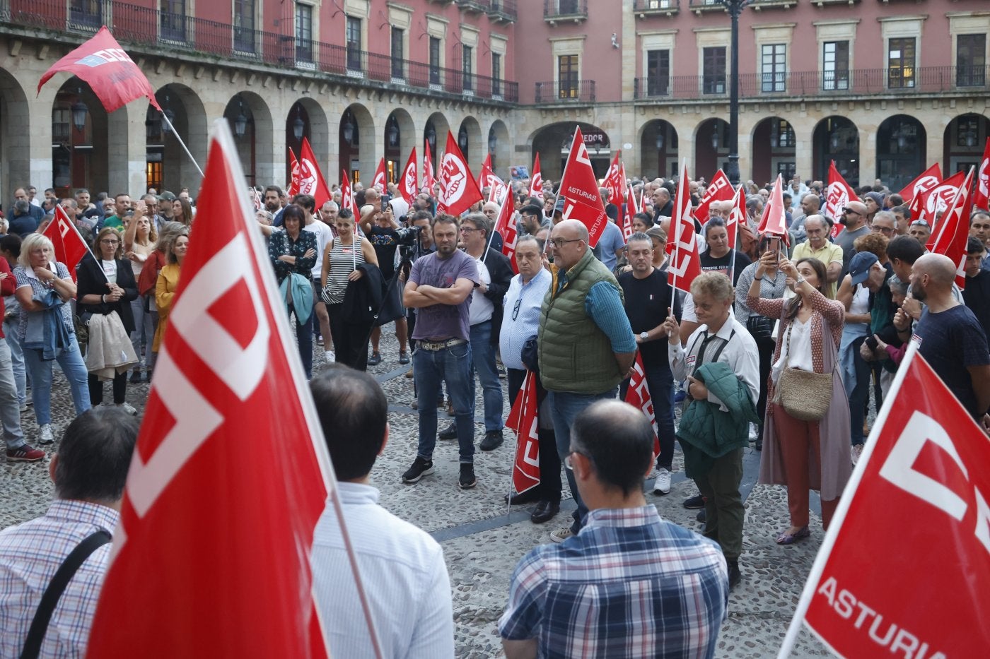 Concentración de trabajadores de Duro Felguera, en 2022, en contra de los despidos propuestos entonces.