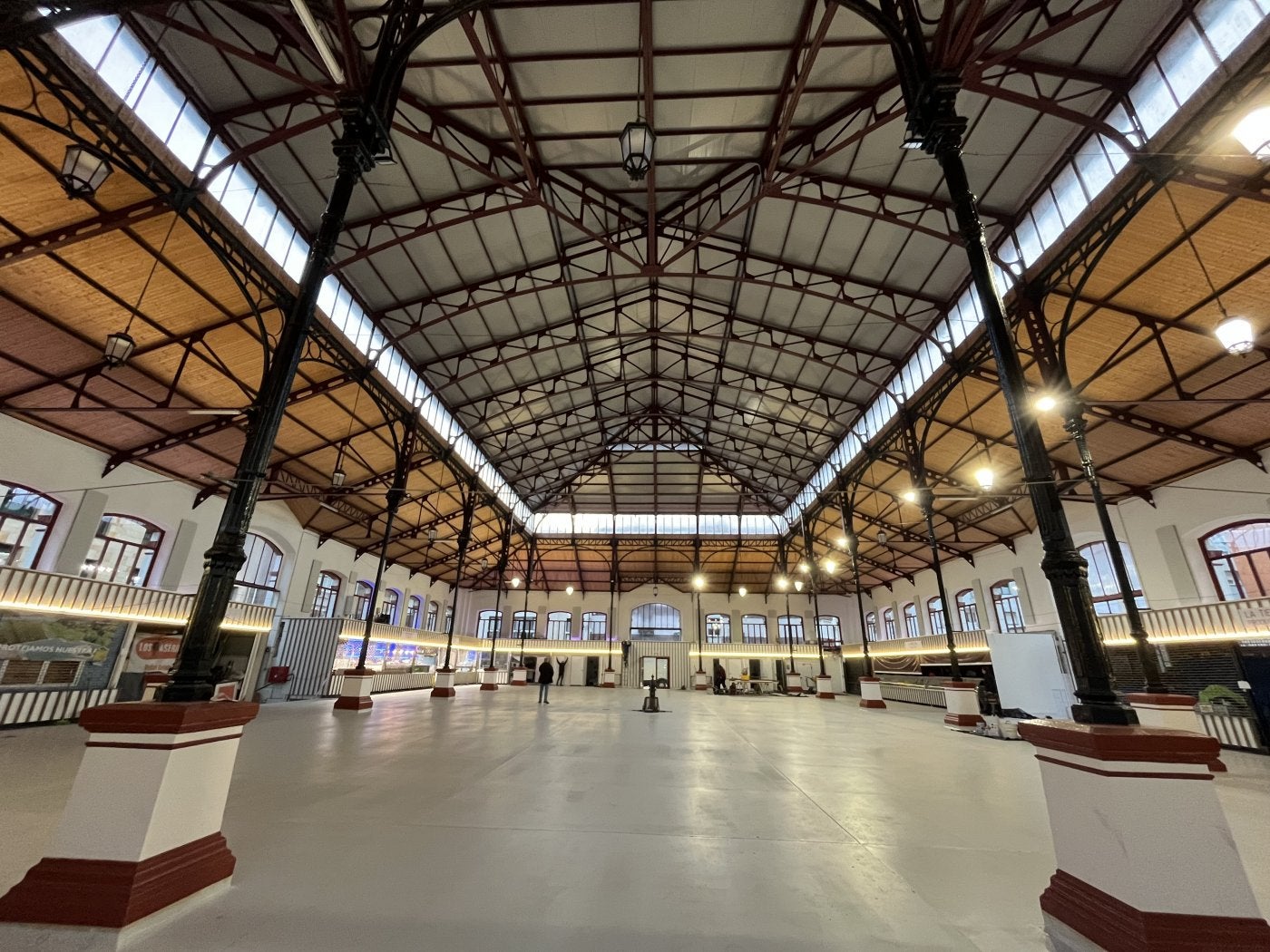 Interior reformado de la plaza de abastos de Villaviciosa.