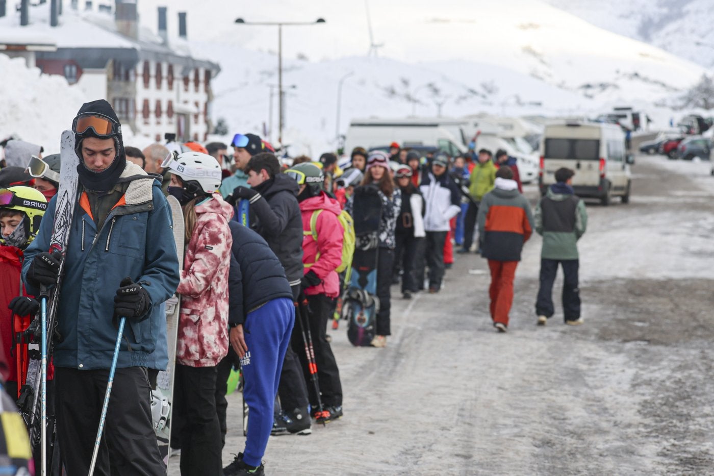 Esquiadores dirigiéndose al acceso de la telecabina de la estación invernal de Valgrande-Pajares, ayer.