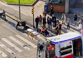 Los sanitarios atienden al motorista herido.