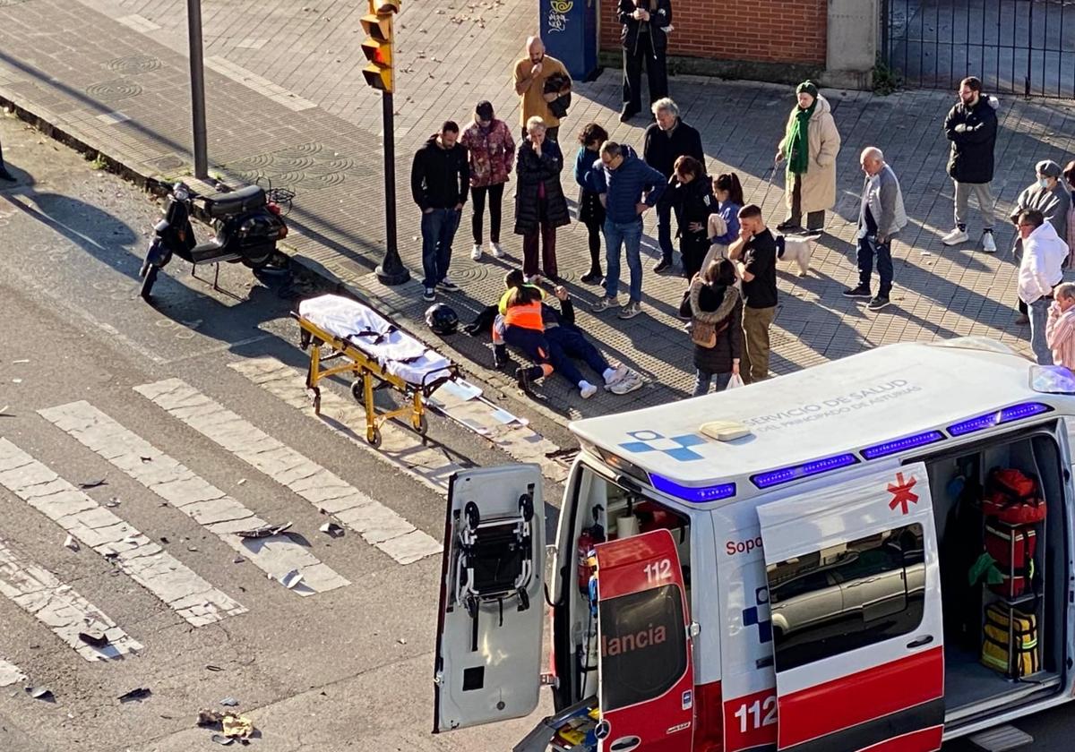 Los sanitarios atienden al motorista herido.