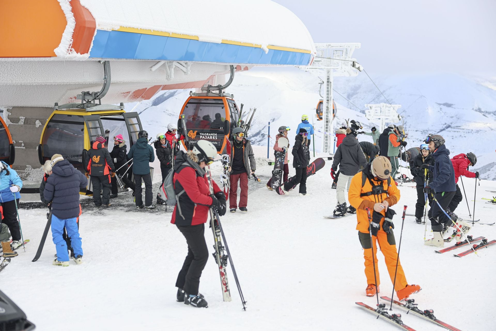 Llenazo en el primer fin de semana de esquí en Asturias