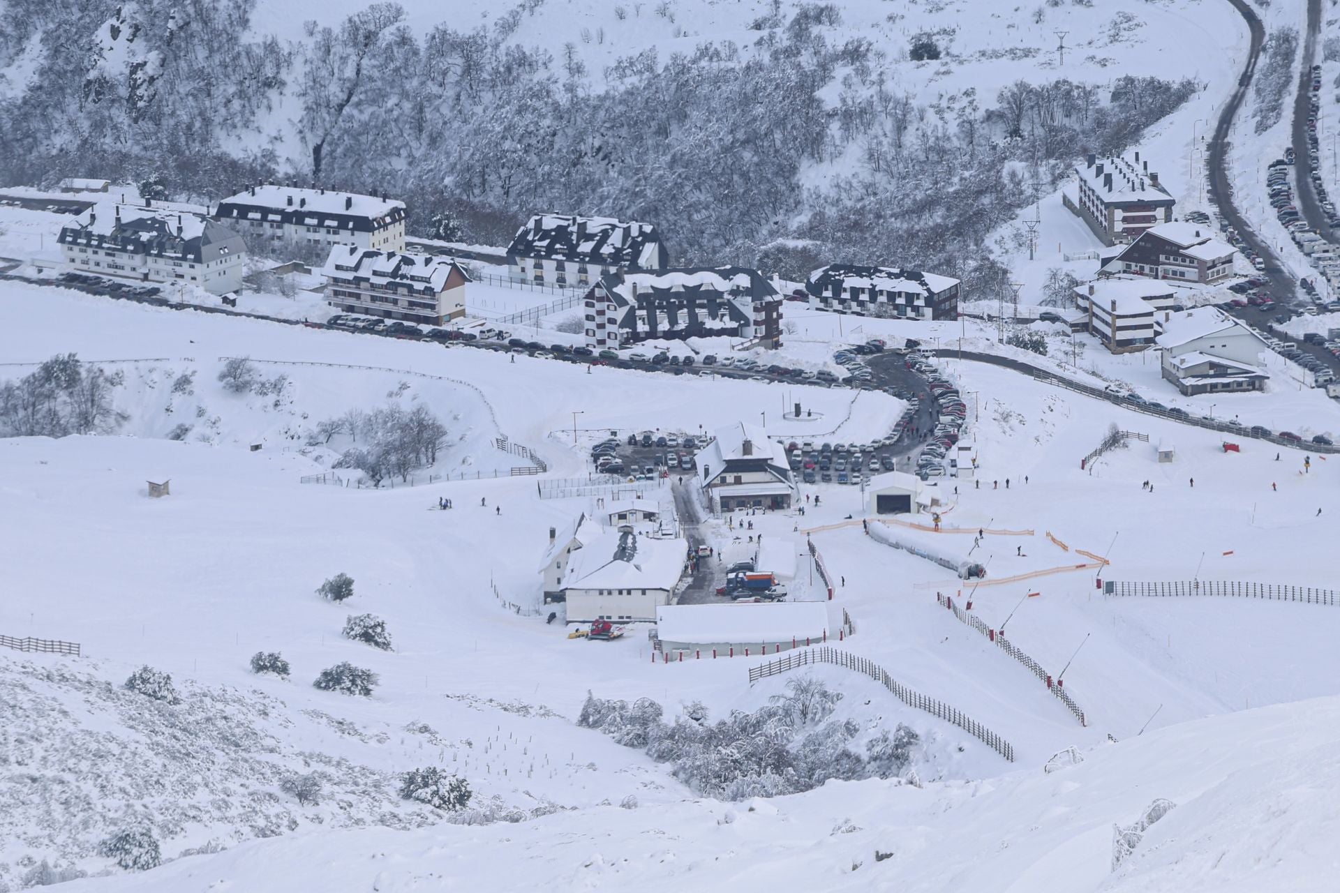 Llenazo en el primer fin de semana de esquí en Asturias