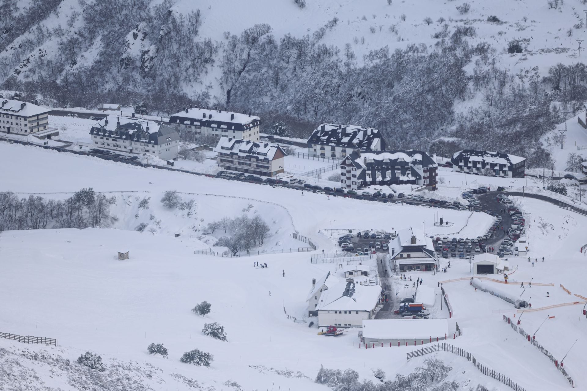 Llenazo en el primer fin de semana de esquí en Asturias