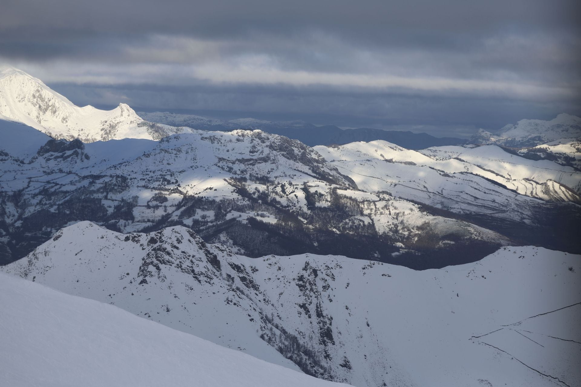 Llenazo en el primer fin de semana de esquí en Asturias