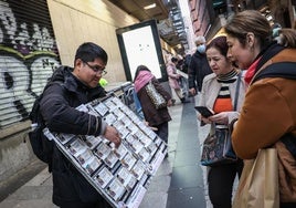 Dos personas compran Lotería de Navidad. .