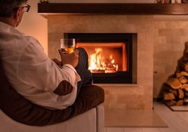 Un hombre observa una chimenea.