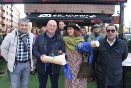 Los ganadores de los galardones Peregrinos del Año Andrés Díaz y Ana Álvarez entre el secretario, David García, a la izquierda, y el presidente Mario Alonso, de la Asociación Siero Xacobeo.