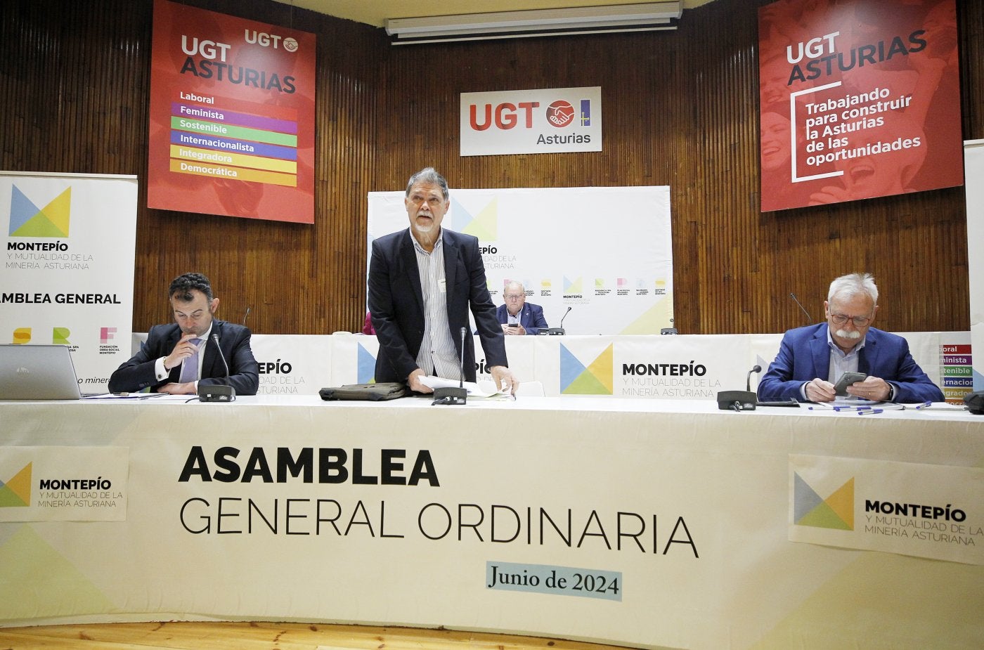 El presidente del Montepío de la Minería, Armando Fernández Natal (centro), en la asamblea del pasado junio.